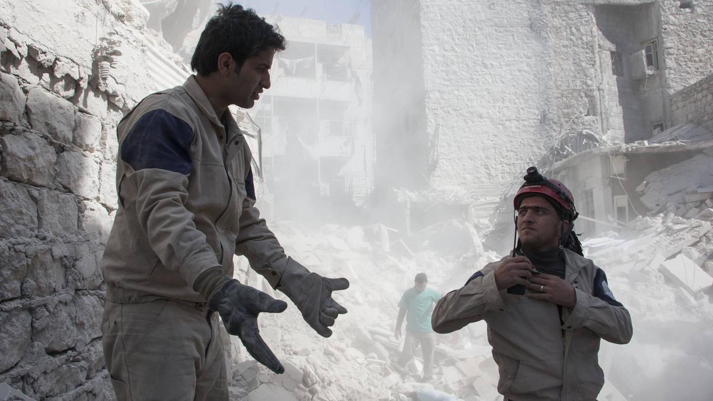 Ismail Alabdullah, qui a sinistra, fra le macerie ad Aleppo