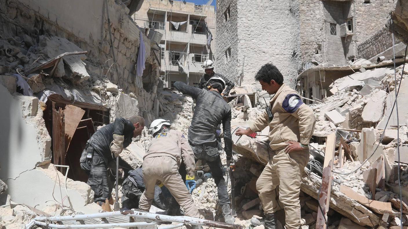 I "White helmets" al lavoro fra le macerie, dopo un bombardamento
