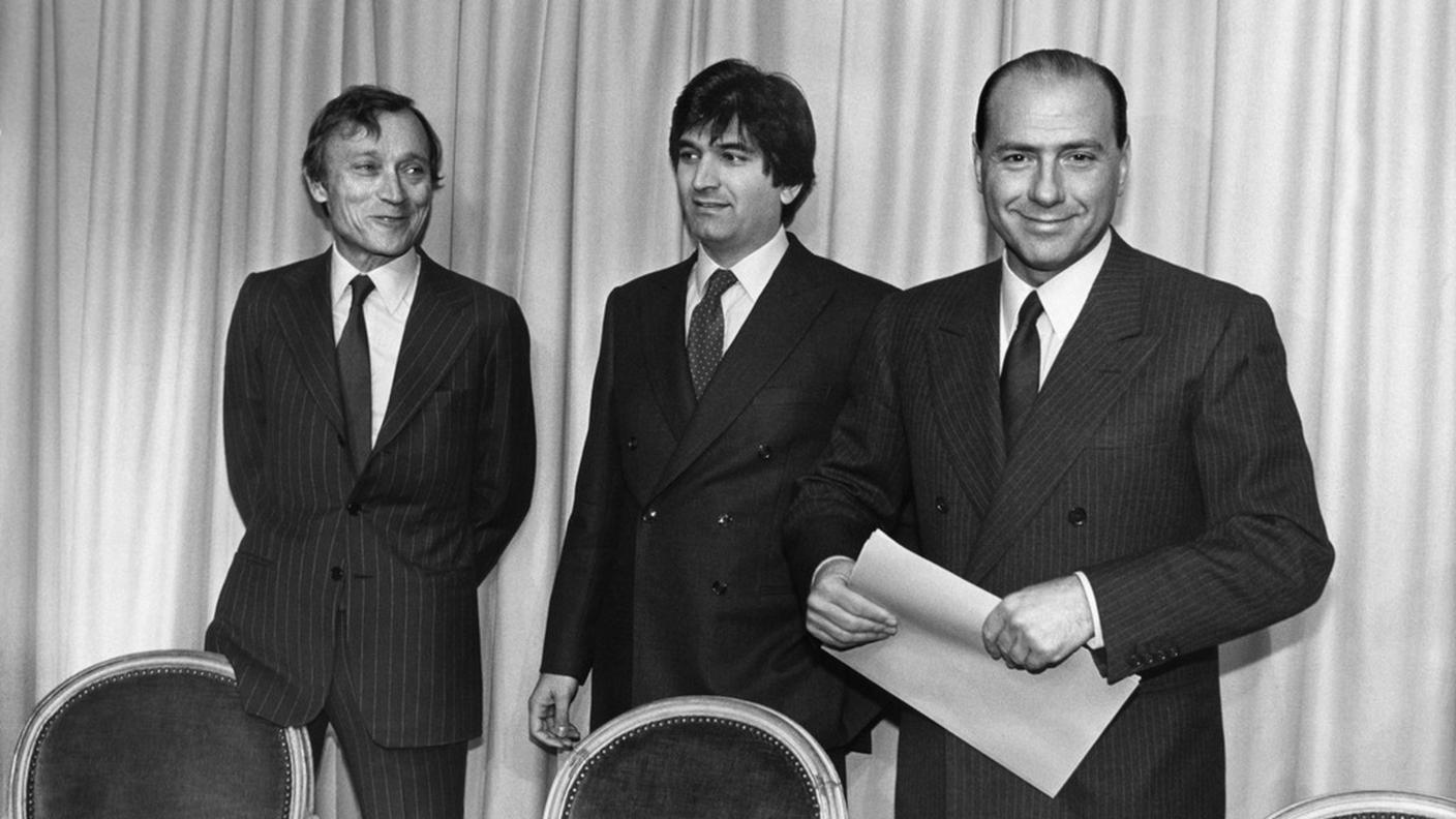 Parigi, 1982 Berlusconi annuncia il lancio di una nuova tv privata. È l'inizio dell'era Fininvest, che cambierà poi nome in Mediaset