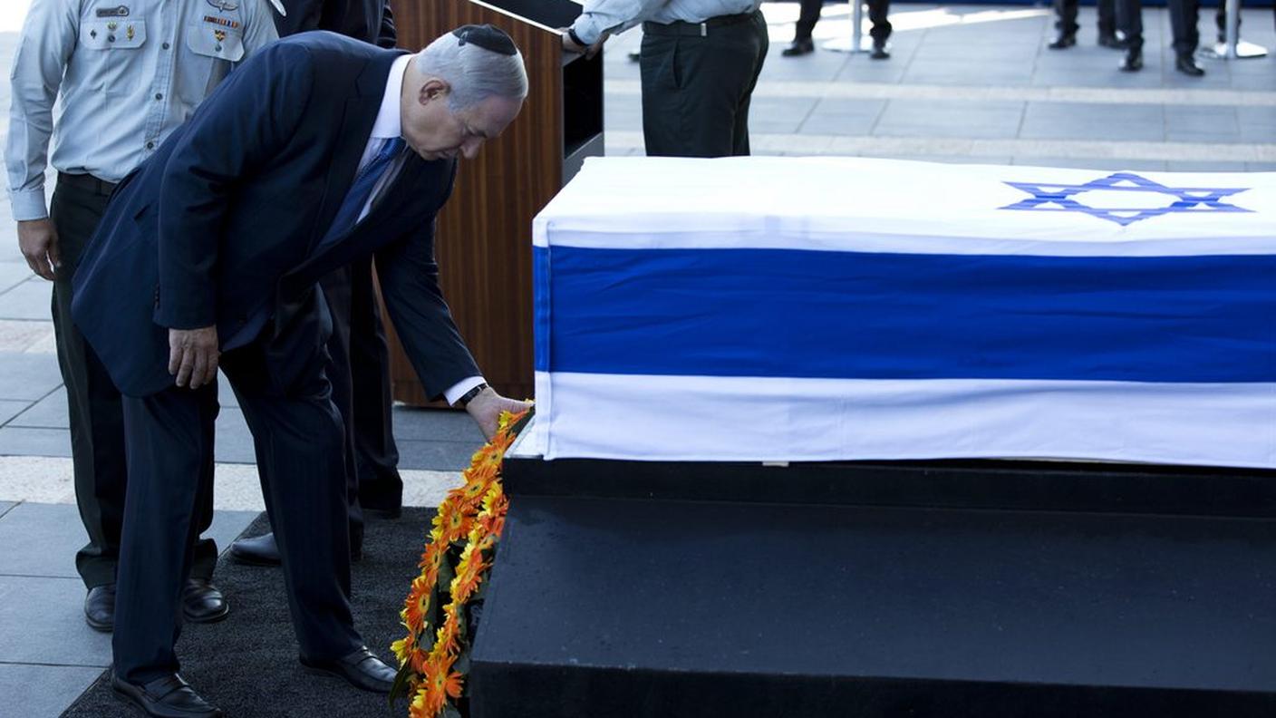 Il premier Benjamin Netanyahu deposita una corona di fiori