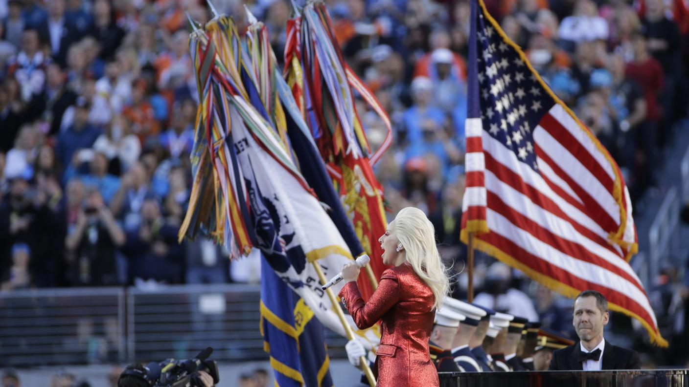 Alle prese con il "The Star-Spangled Banner" lo scorso febbraio a Santa Clara  