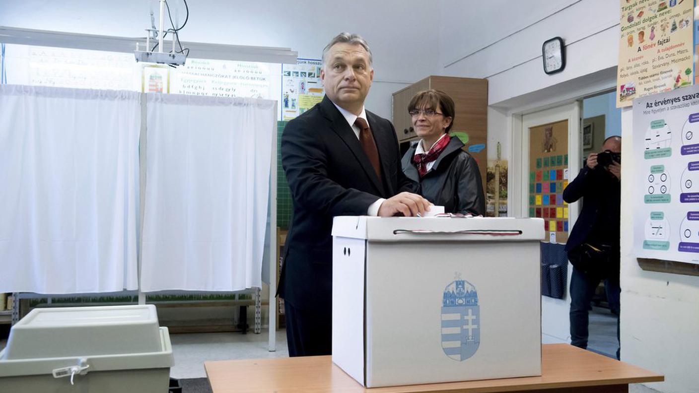 Orban depone la scheda