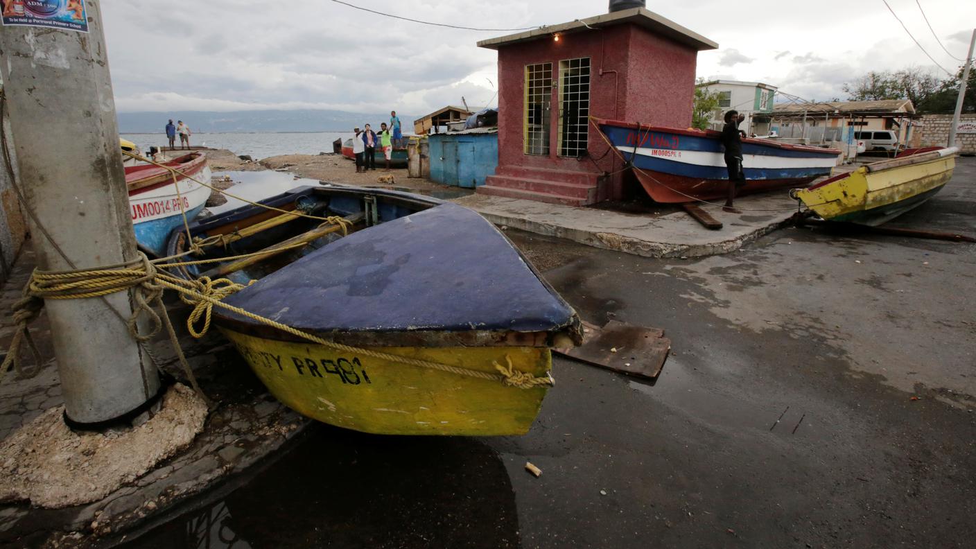 Una barca messa in sicurezza a Port Royal in Jamaica