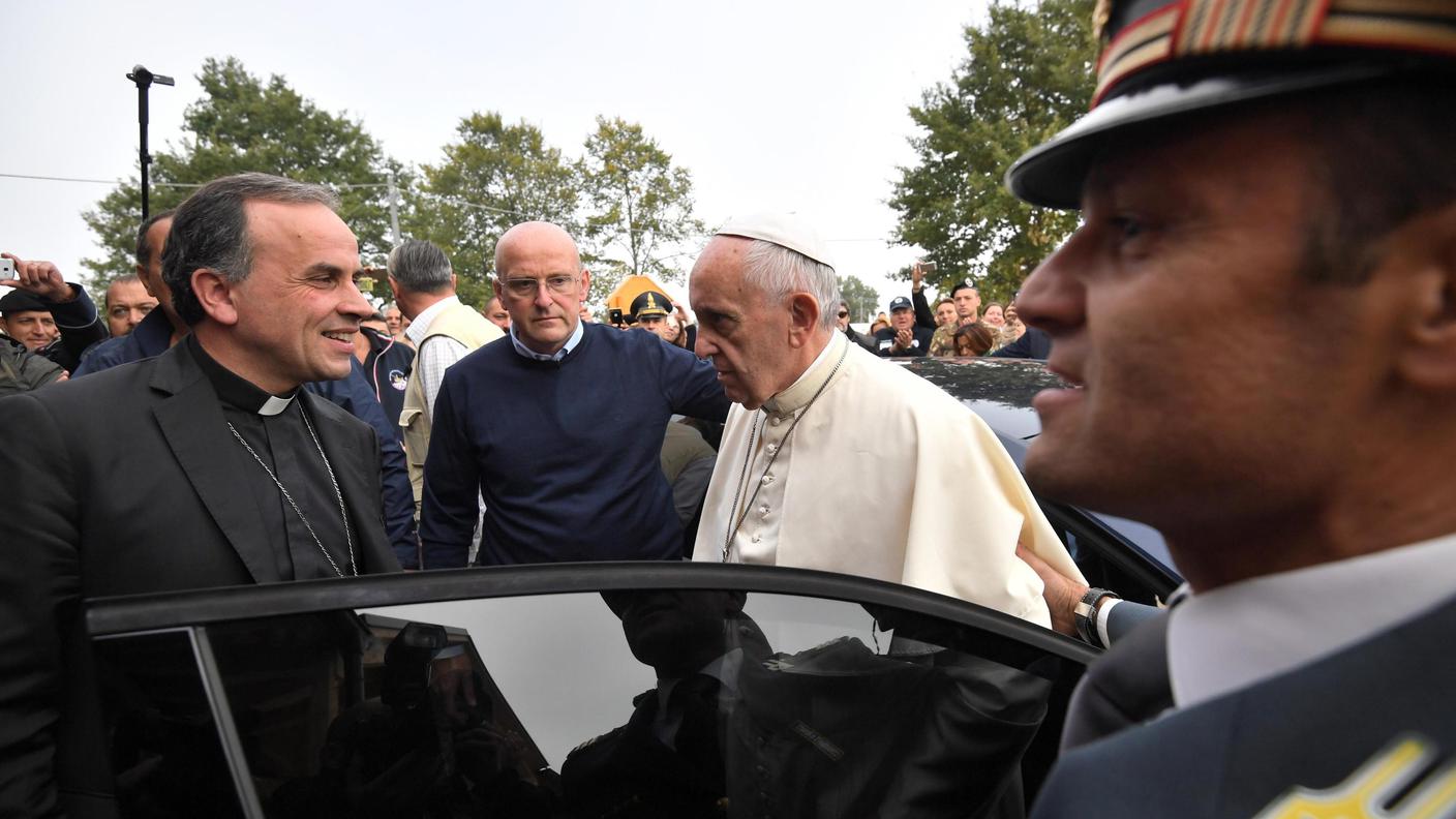 Papa Francesco è giunto ad Amatrice poco dopo le 9.00 di lunedì
