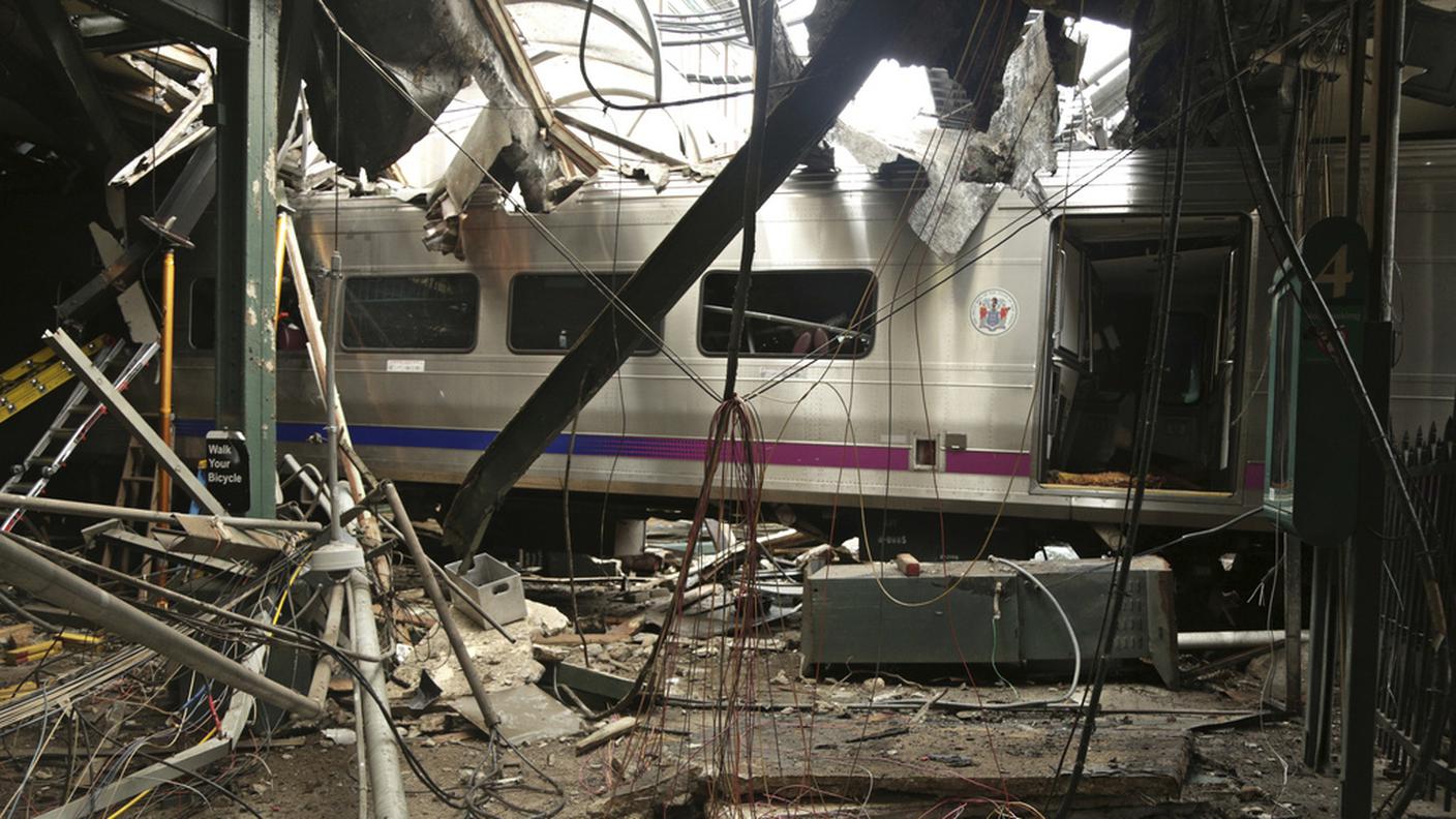 I danni causati dal deragliamento in stazione
