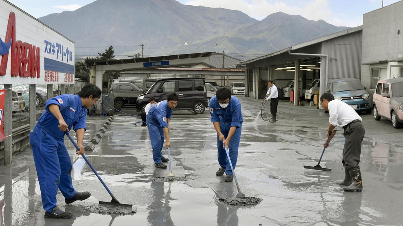 Iniziano le pulizie dalla cenere del vulcano