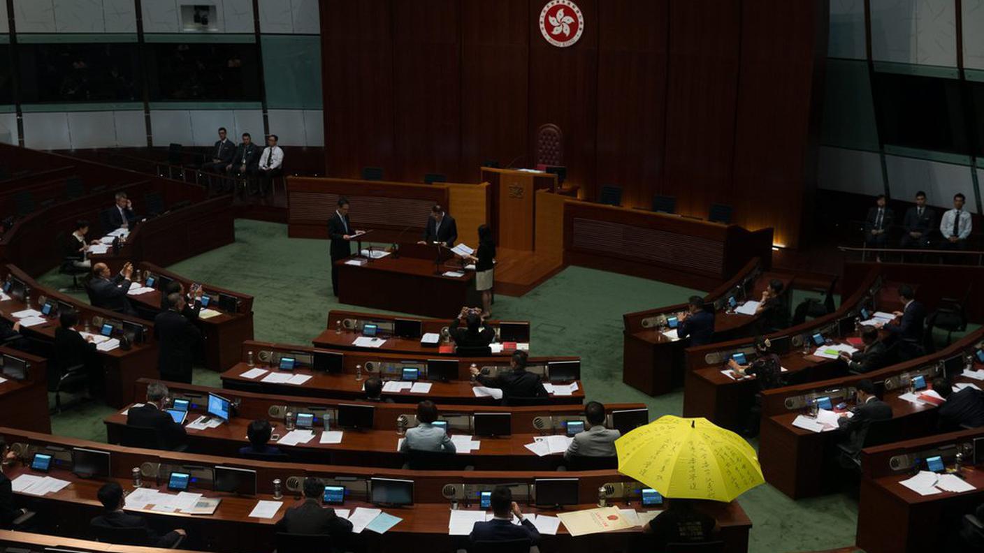 Hong Kong, insediamento "movimentato" per il nuovo Parlamento
