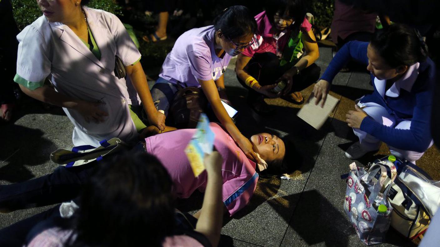Molte persone sono scese in strada a Bangkok, nella capitale, e hanno manifestato il loro dolore per la scomparsa del sovrano