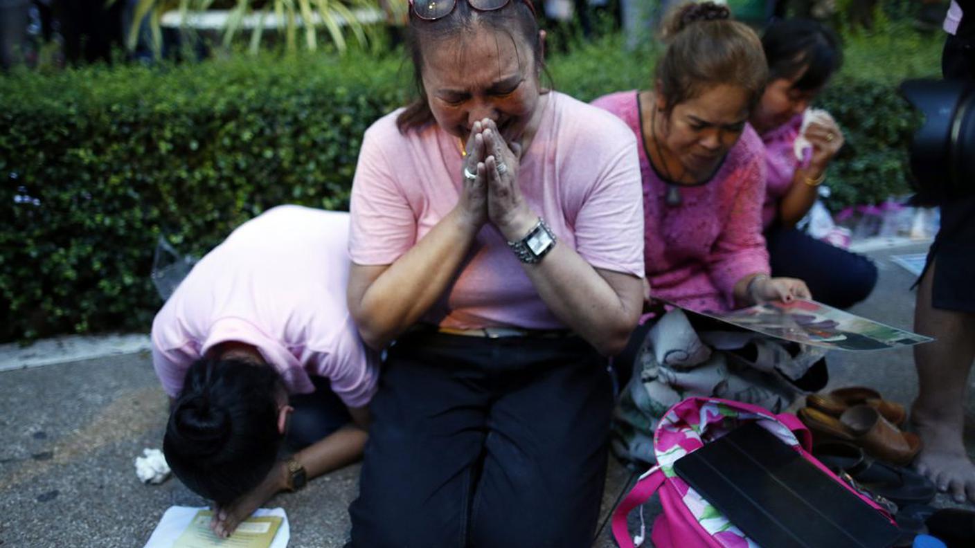 Molte persone sono scese in strada a Bangkok, nella capitale, e hanno manifestato il loro dolore per la scomparsa del sovrano