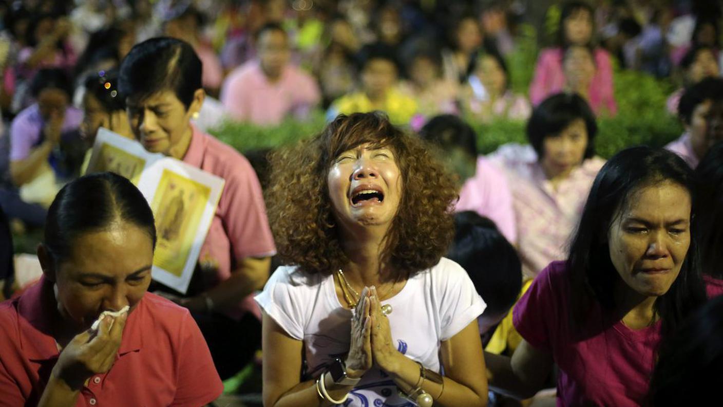 Molte persone sono scese in strada a Bangkok, nella capitale, e hanno manifestato il loro dolore per la scomparsa del sovrano