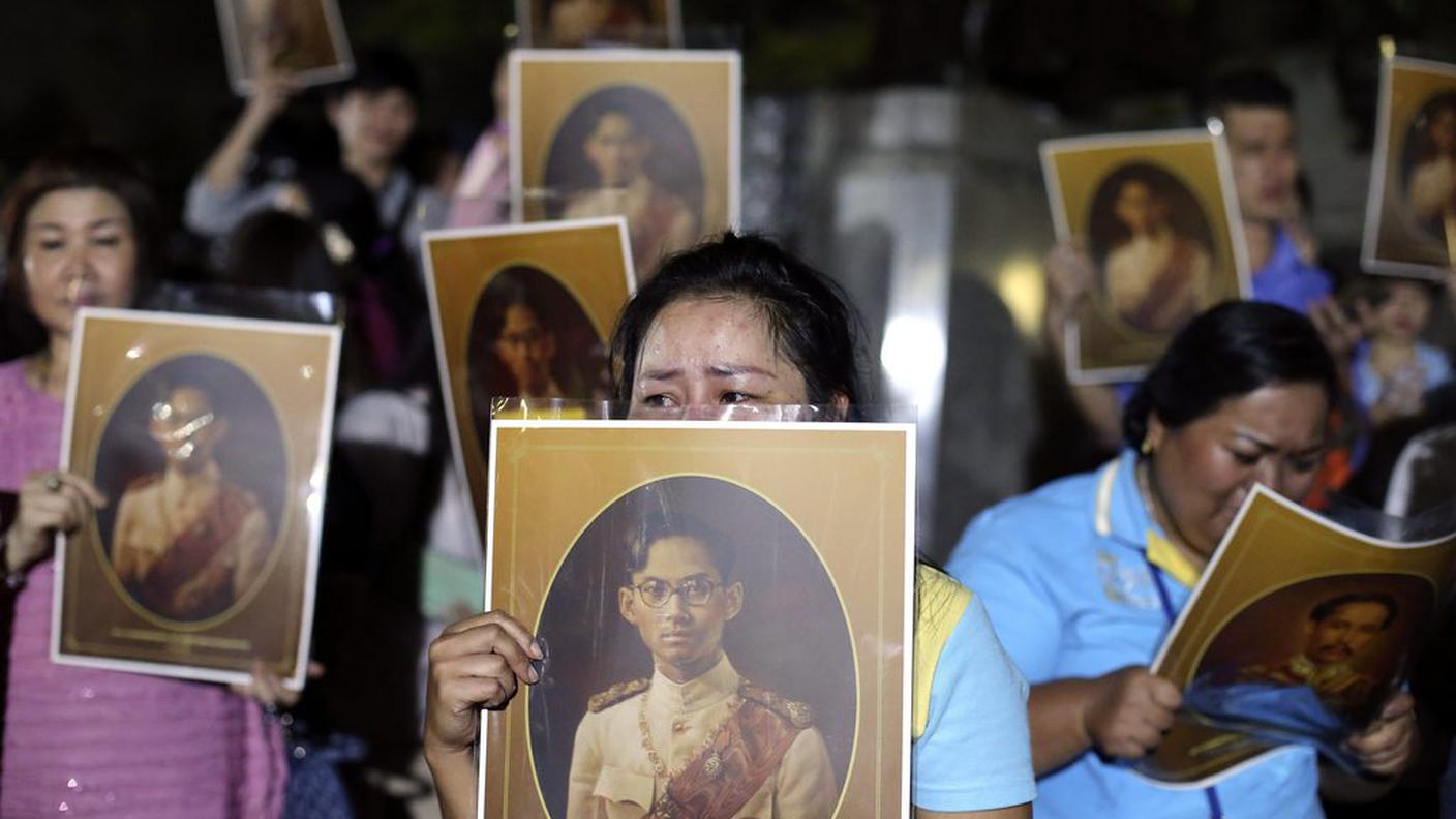 Molte persone sono scese in strada a Bangkok, nella capitale, e hanno manifestato il loro dolore per la scomparsa del sovrano