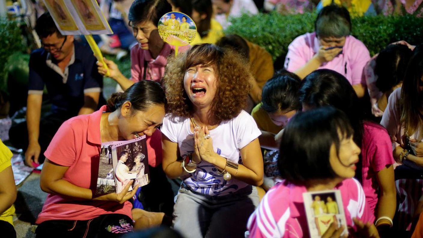 Molte persone sono scese in strada a Bangkok, nella capitale, e hanno manifestato il loro dolore per la scomparsa del sovrano