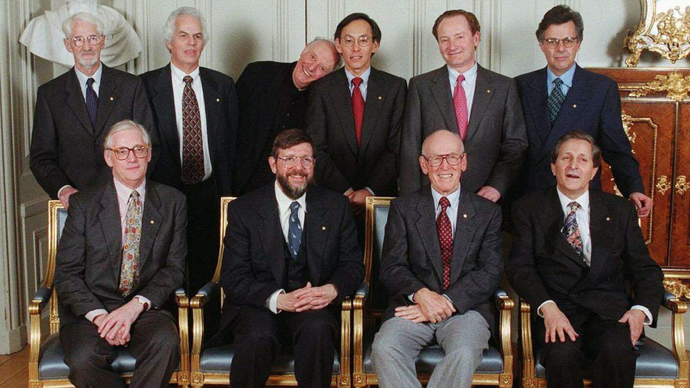 Dario Fo, terzo da sinistra in alto, in "posa" con gli altri vincitori del premio Nobel del 1997