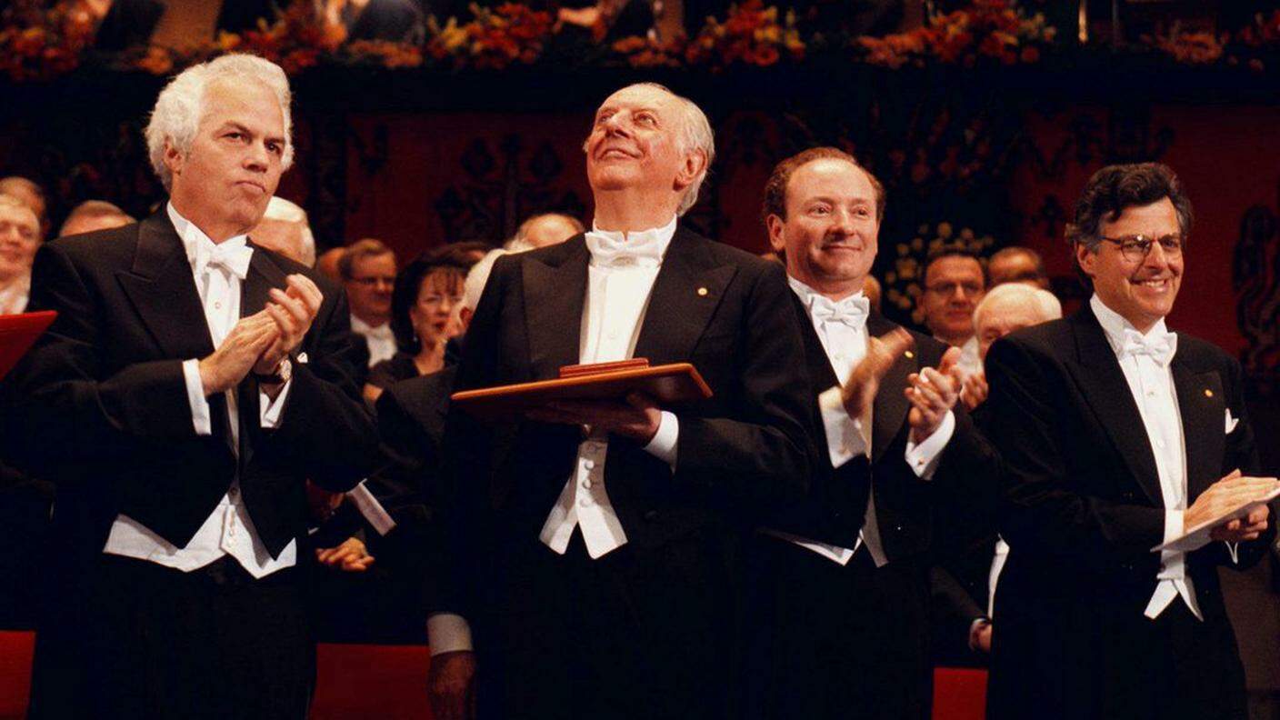 Dario Fo riceve l'ovazione dopo aver ricevuto il Nobel per la letteratura nel 1997 alla Concert Hall di Stoccolma