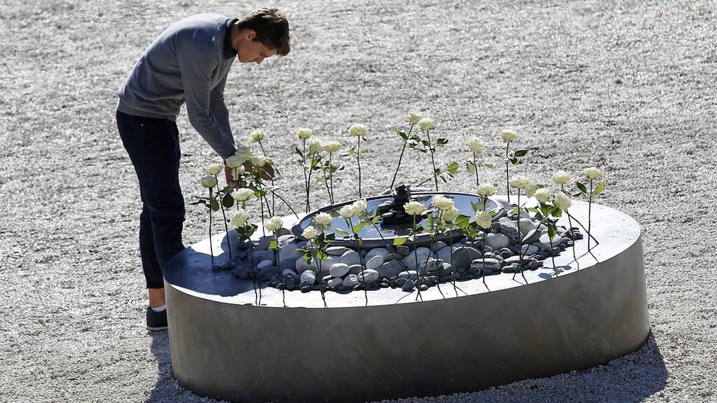 Rose bianche in memoria delle 86 persone massacrate la sera del 14 luglio