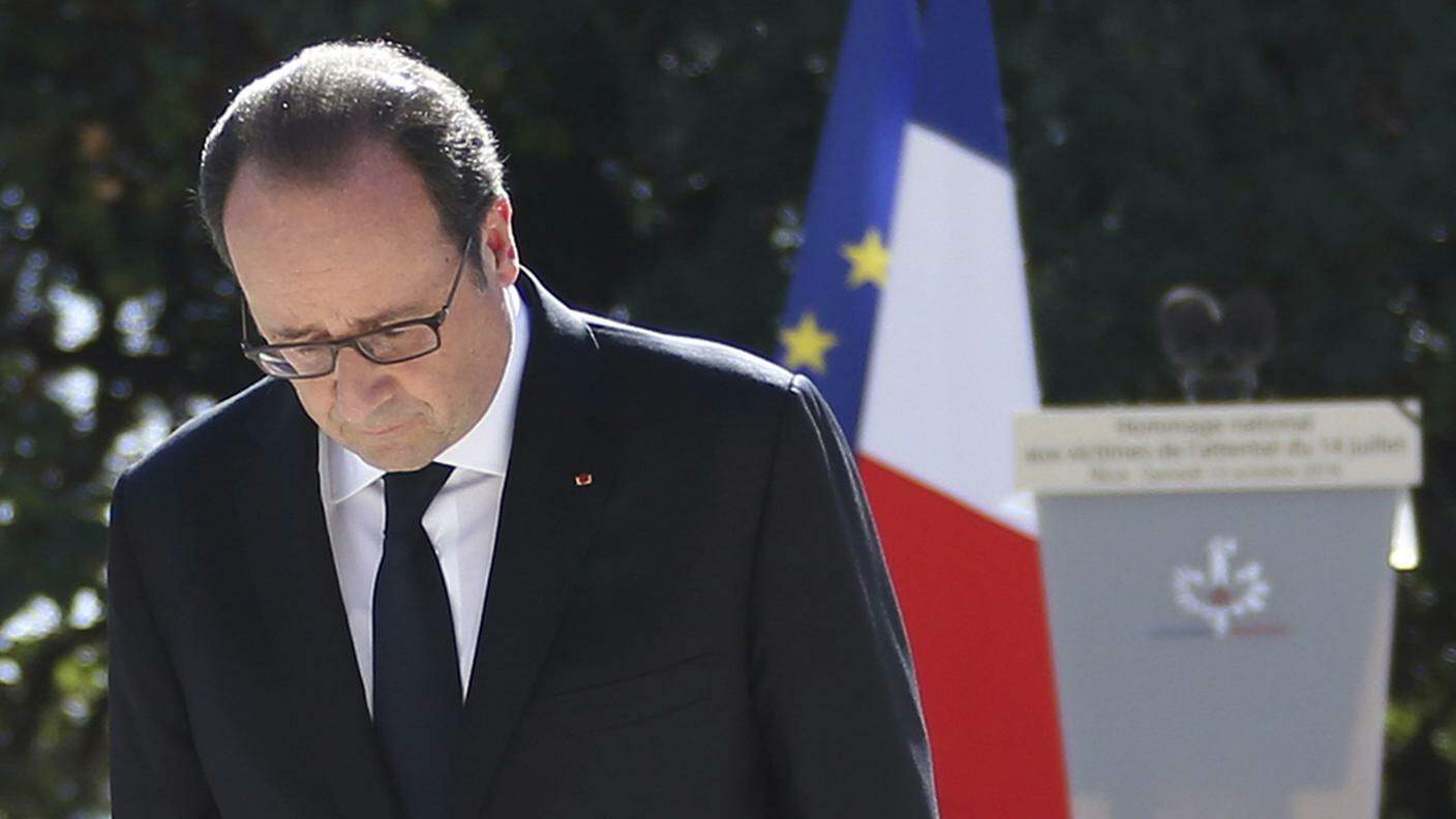 Un momento di raccoglimento del presidente François Hollande a Nizza