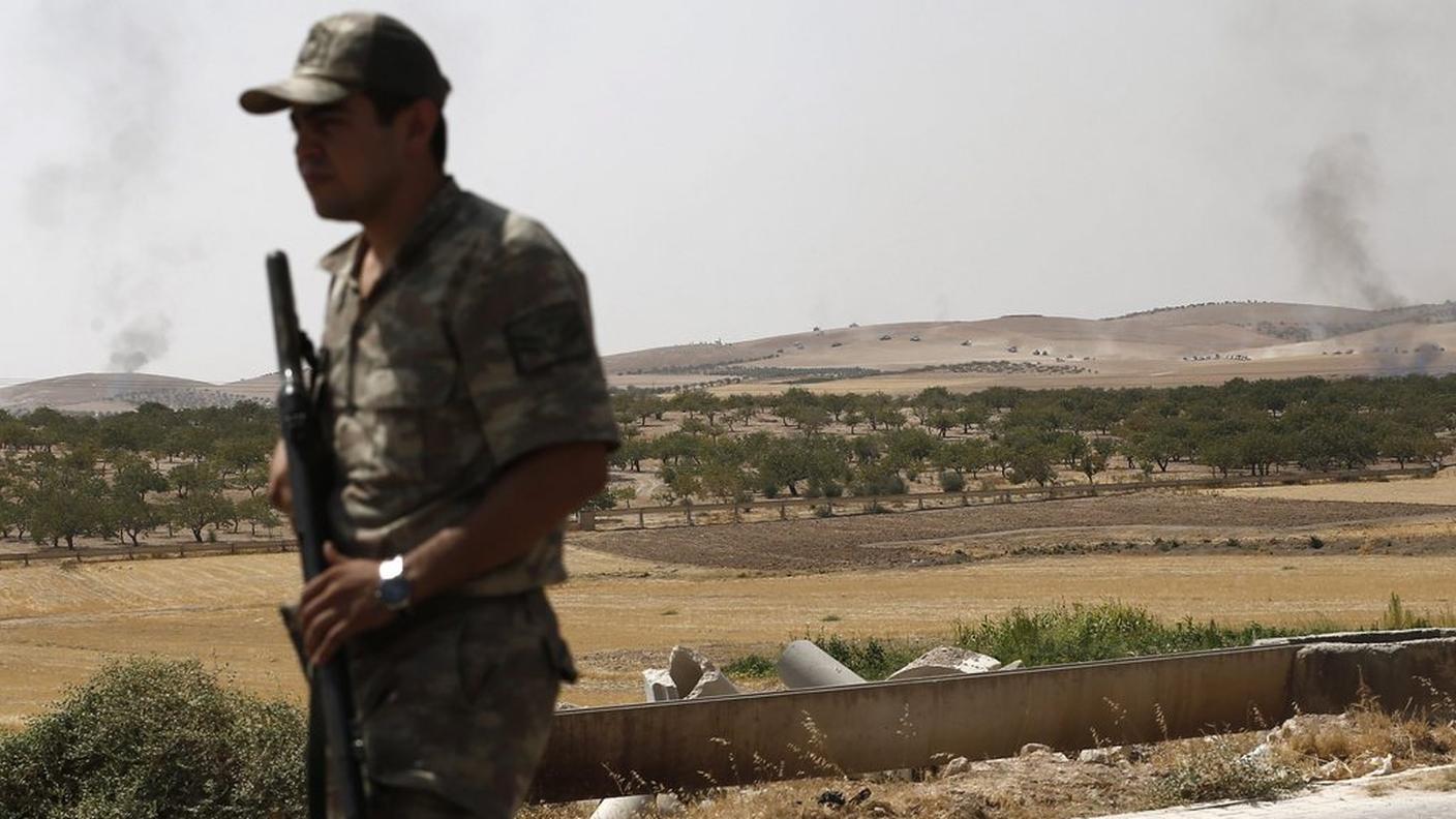 Un militare turco sullo sfondo del confine siriano