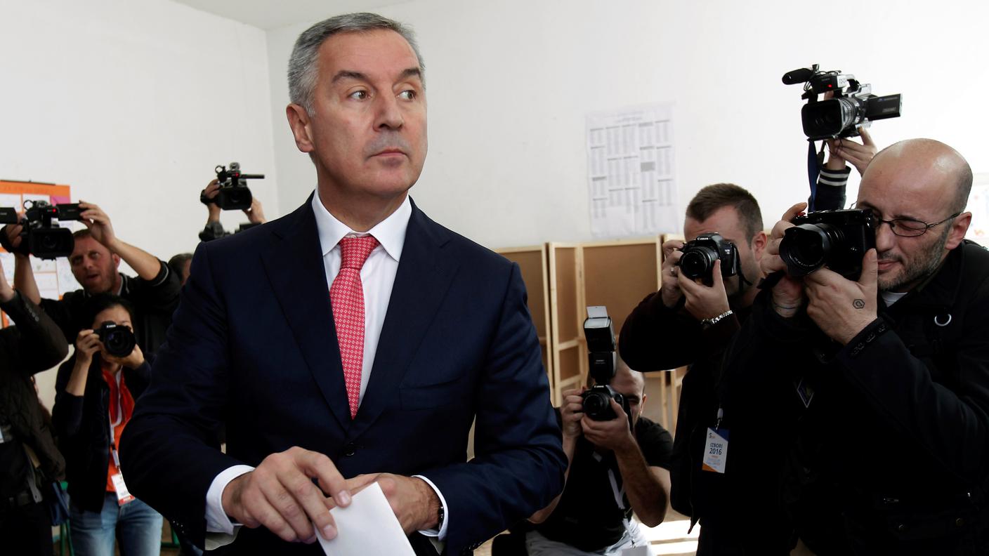 Il premier montenegrino Djukanovic mentre vota domenica a Podgorica