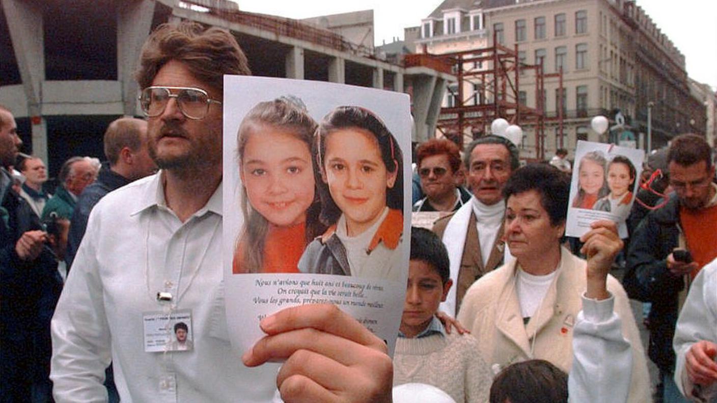 In corteo i ritratti delle piccole Julie e Melissa, due fra le vittime di Dutroux