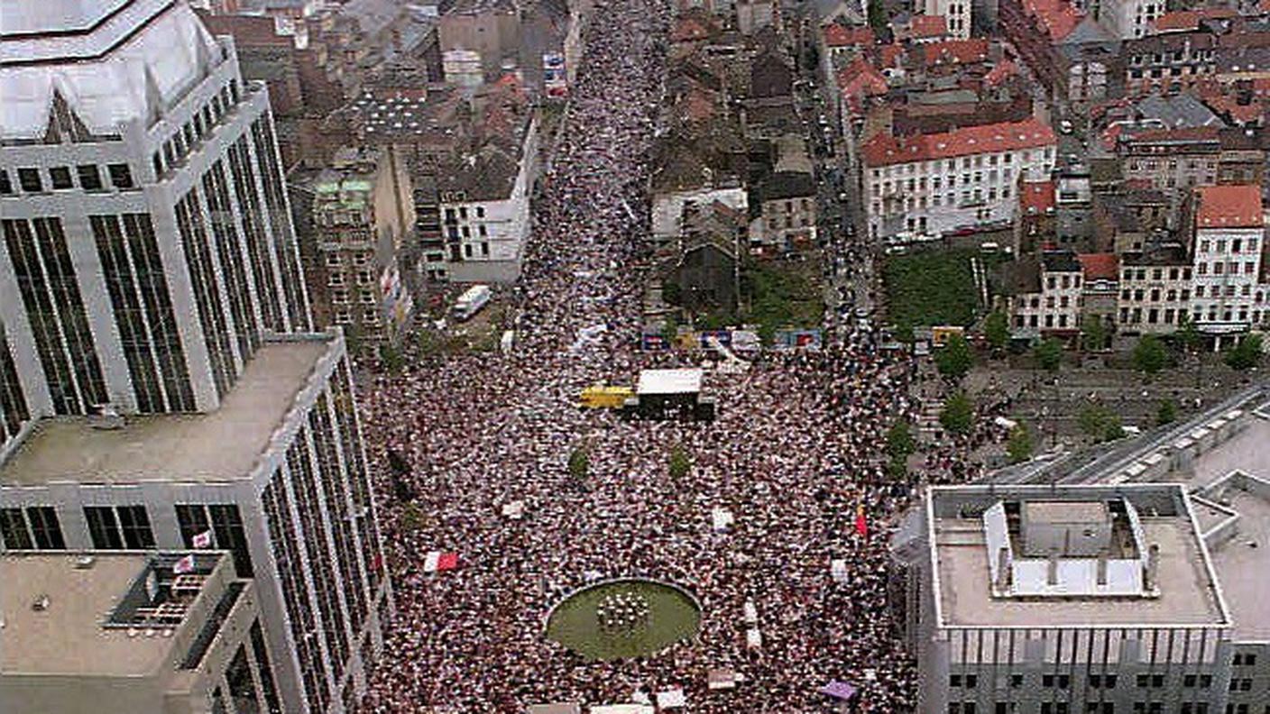 Centinaia di migliaia di persone in corteo a Bruxelles il 20 ottobre del 1996