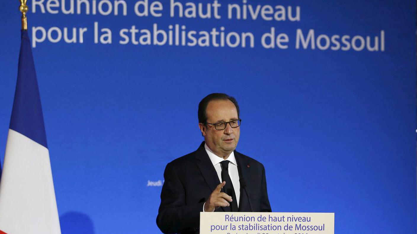 François Hollande fa gli onori di casa al summit parigino