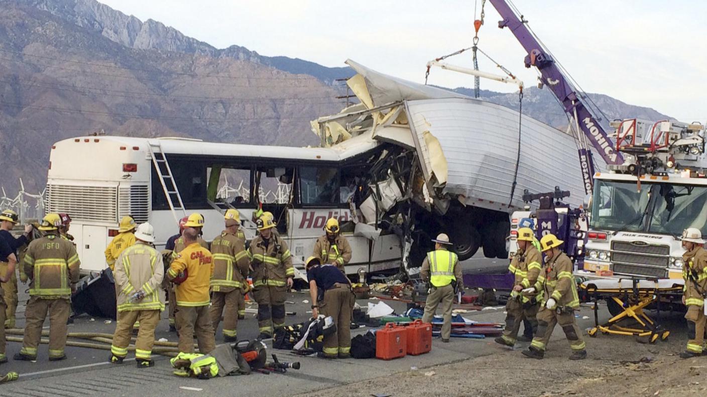 Il bus è andato ad incastrarsi nel rimorchio del camion