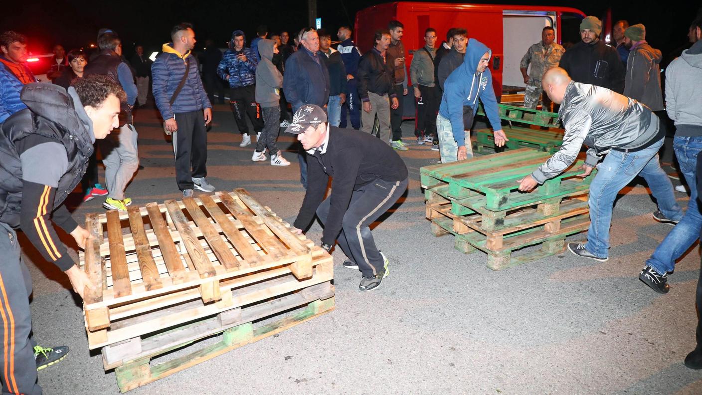 La protesta degli abitanti che hanno eretto barricate