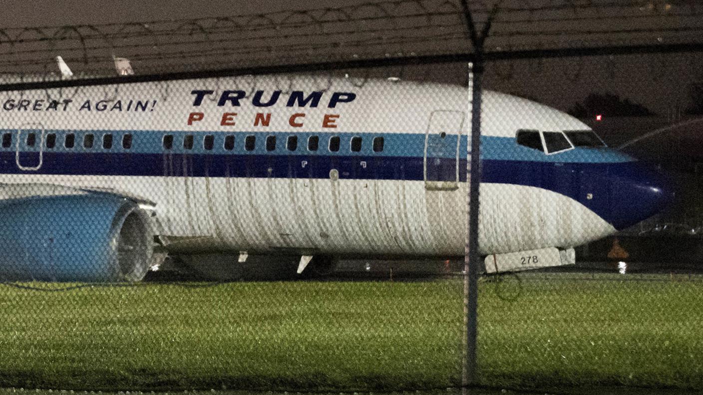 Il velivolo finito sull'erba all'aeroporto La Guardia di New York