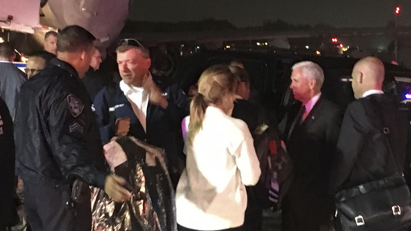 Mike Pence, secondo da destra, dopo l'incidente