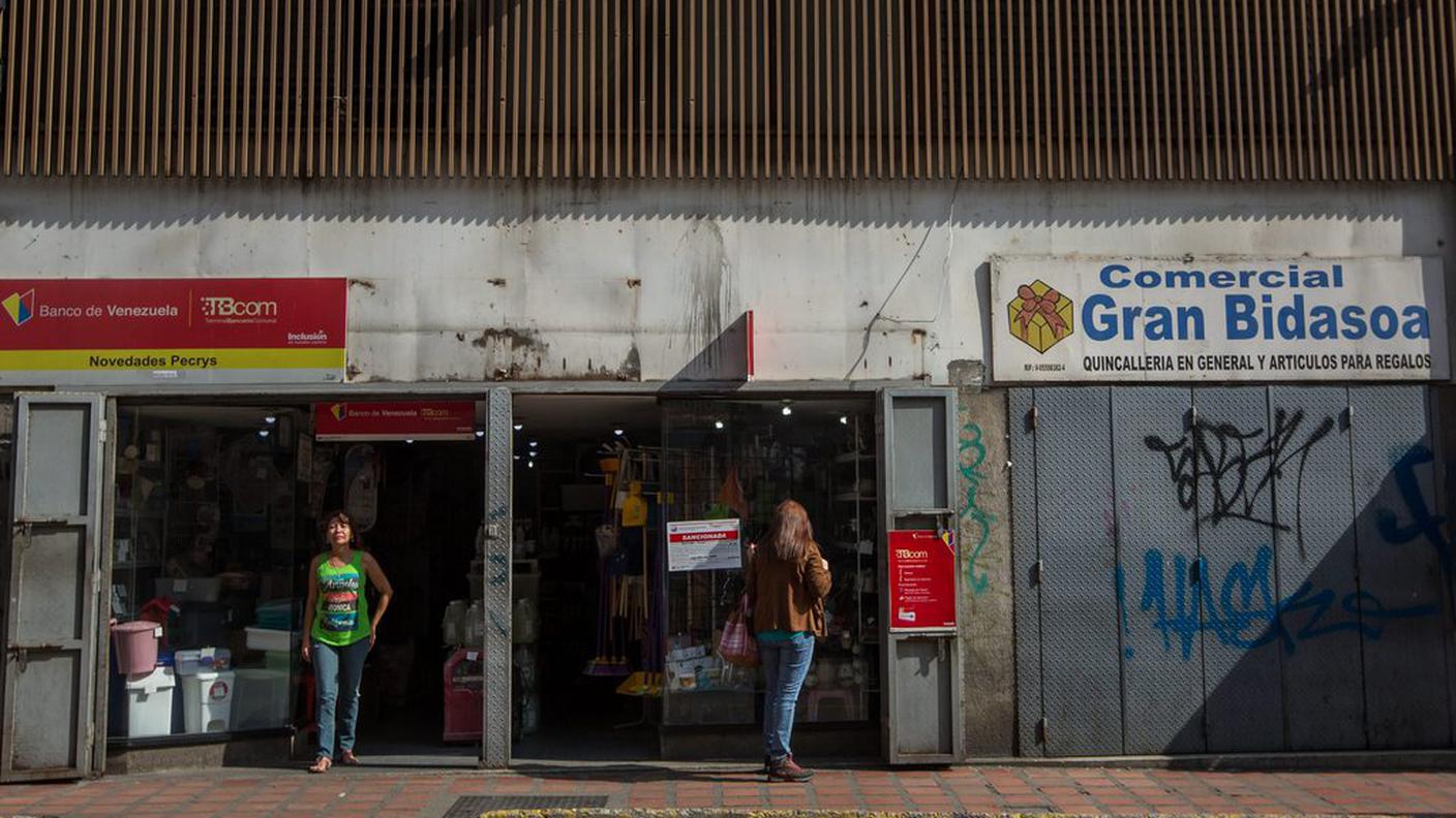 Un negozio chiuso e uno aperto a Caracas