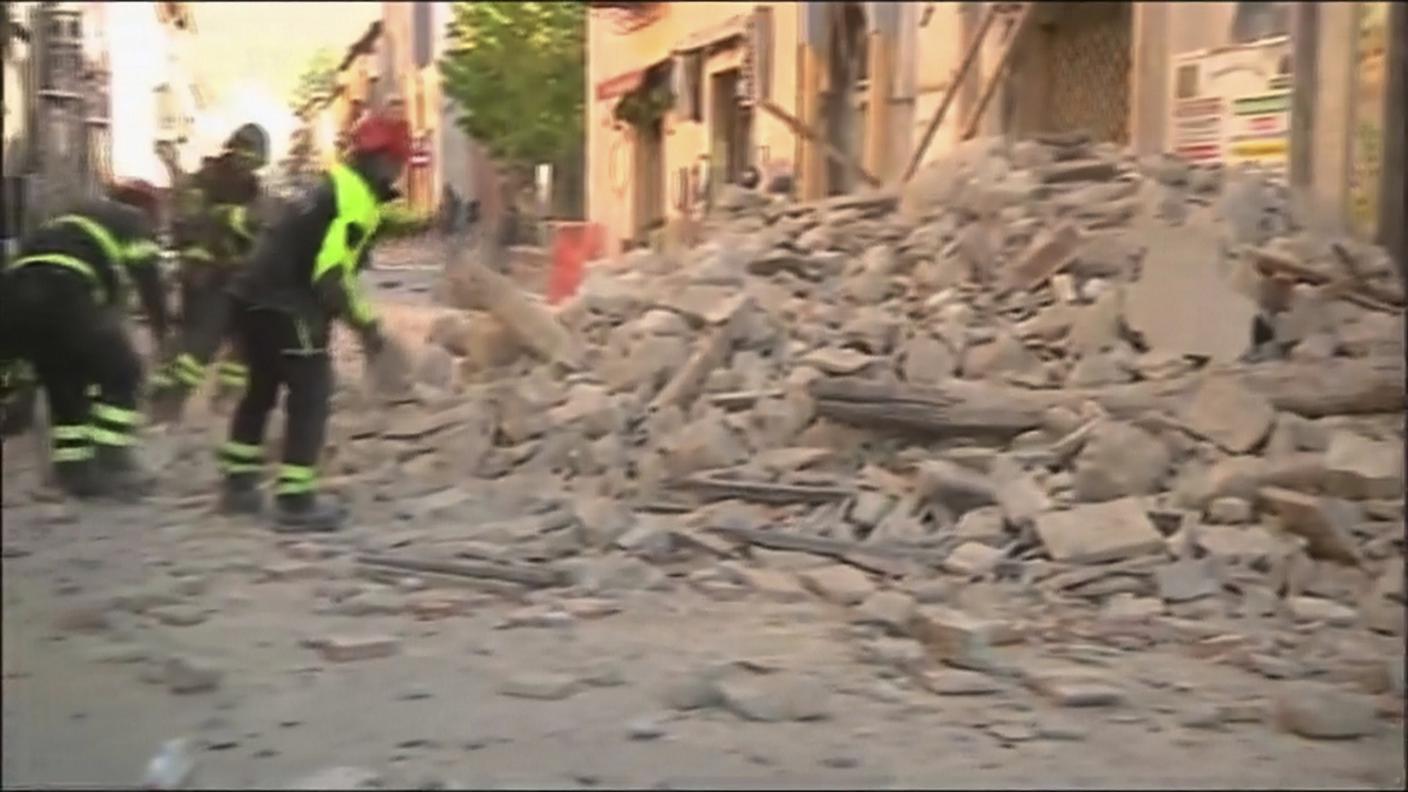 Vigili del fuoco in azione tra le macerie di Norcia