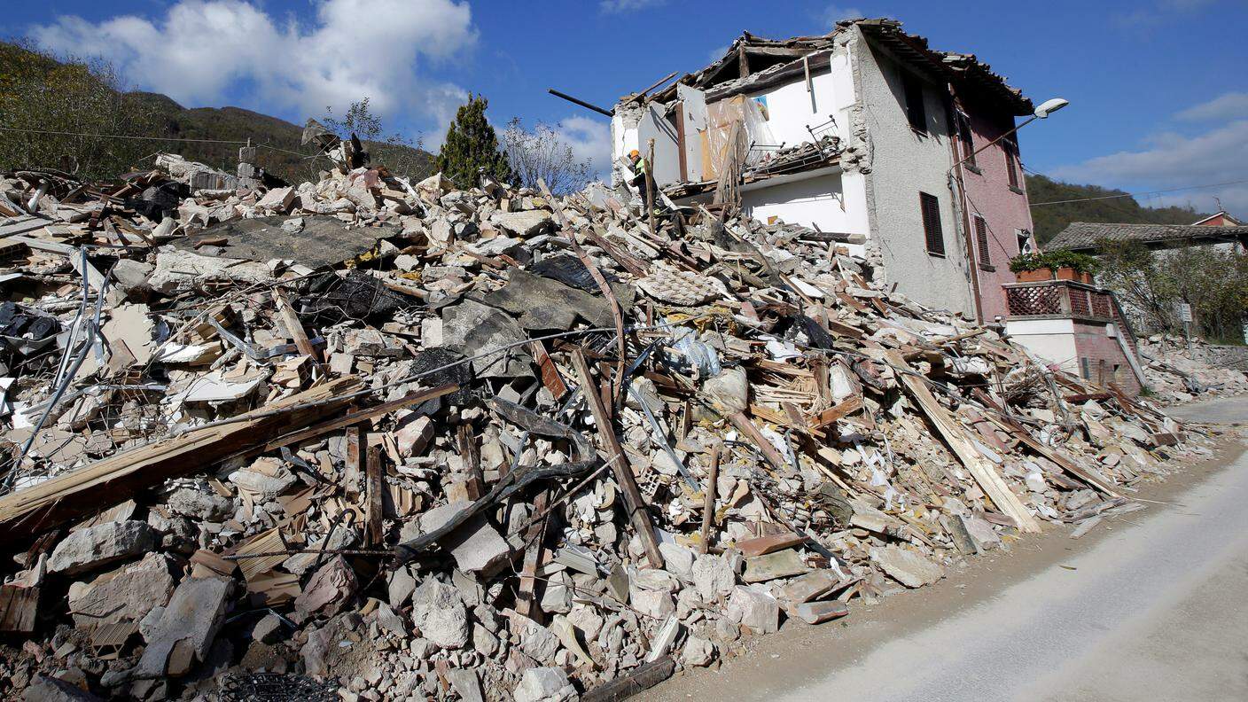 Una casa crollata a Borgo Sant'Antonio, vicino a Visso