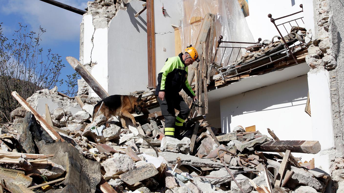 Soccorritori tra le macerie vicino a Visso