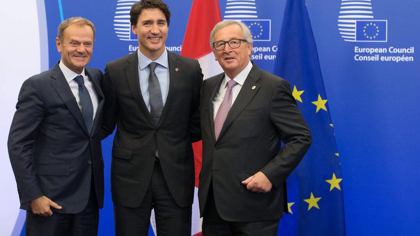 Il presidente del Consiglio europeo Tusk, il premier canadese Trudeau e il numero della Commissione Juncker