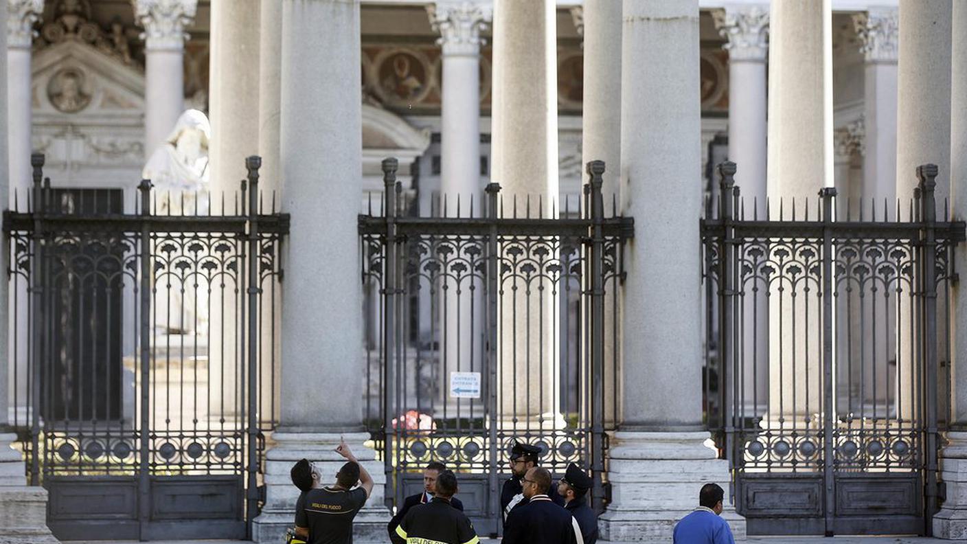 Vigili del fuoco e carabinieri all'esterno della basilica