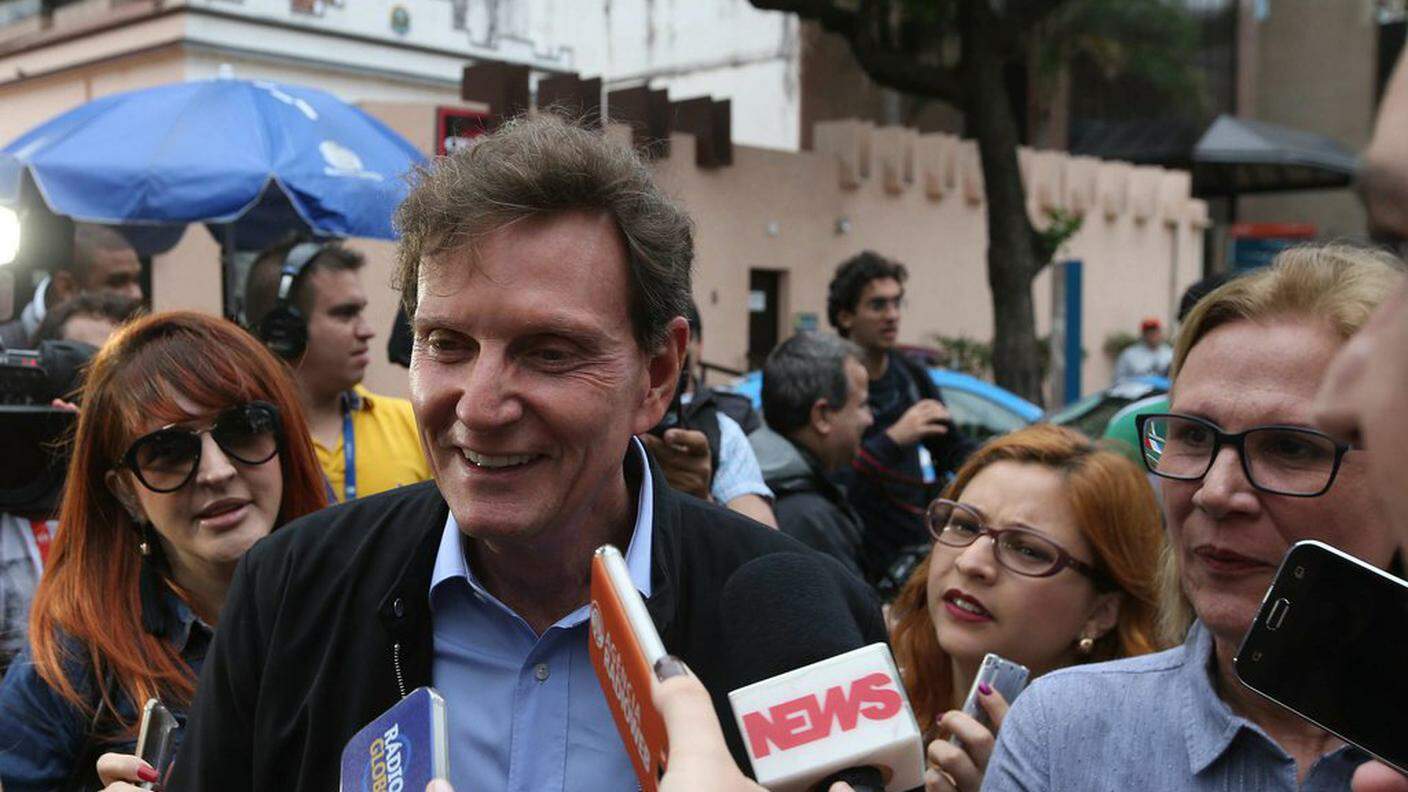 Il nuovo sindaco di Rio, attorniato da fotografi e giornalisti