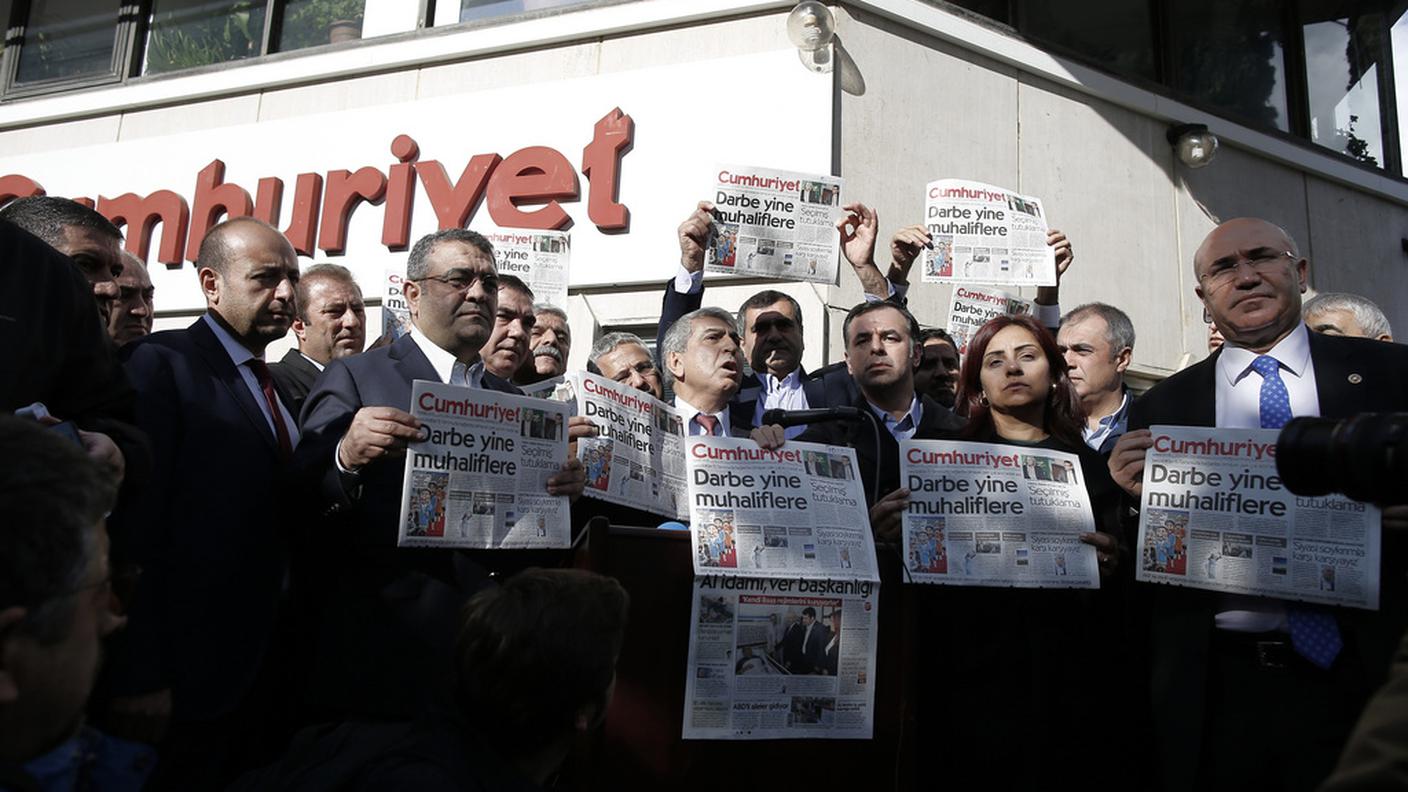 Giornalisti e avvocati con l'ultima edizione, in segno di protesta