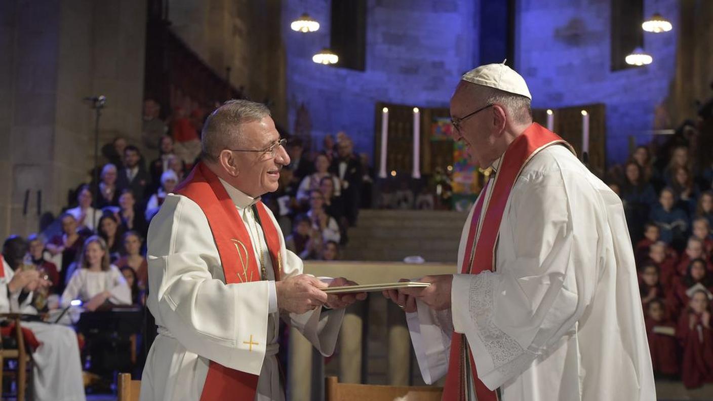 Francesco e Munib Younan, presidente della Federazione luterana mondiale, durante la preghiera ecumenica nella cattedrale di Lund