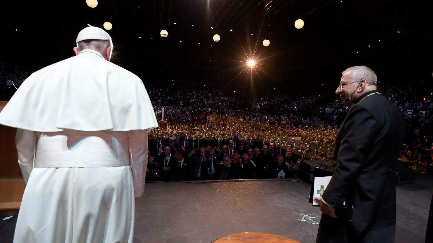 Papa Francesco e Munib Younan davanti ai fedeli