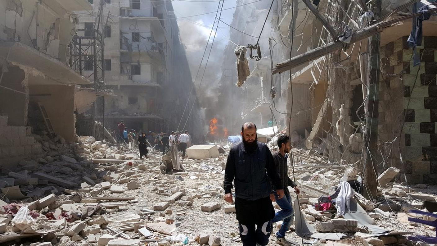 Una strada di Aleppo, distrutta dai combattimenti
