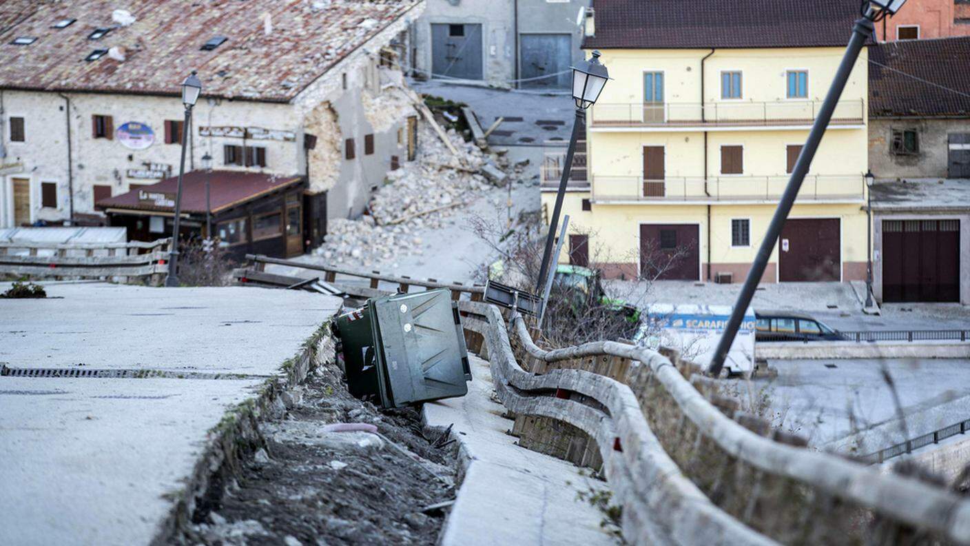 Una strada devastata dal terremoto a Castelluccio di Norcia