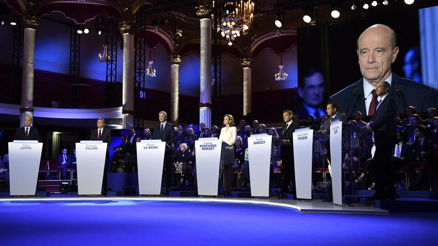 I sette pretendenti alla candidatura e sullo schermo il favorito, Alain Juppé