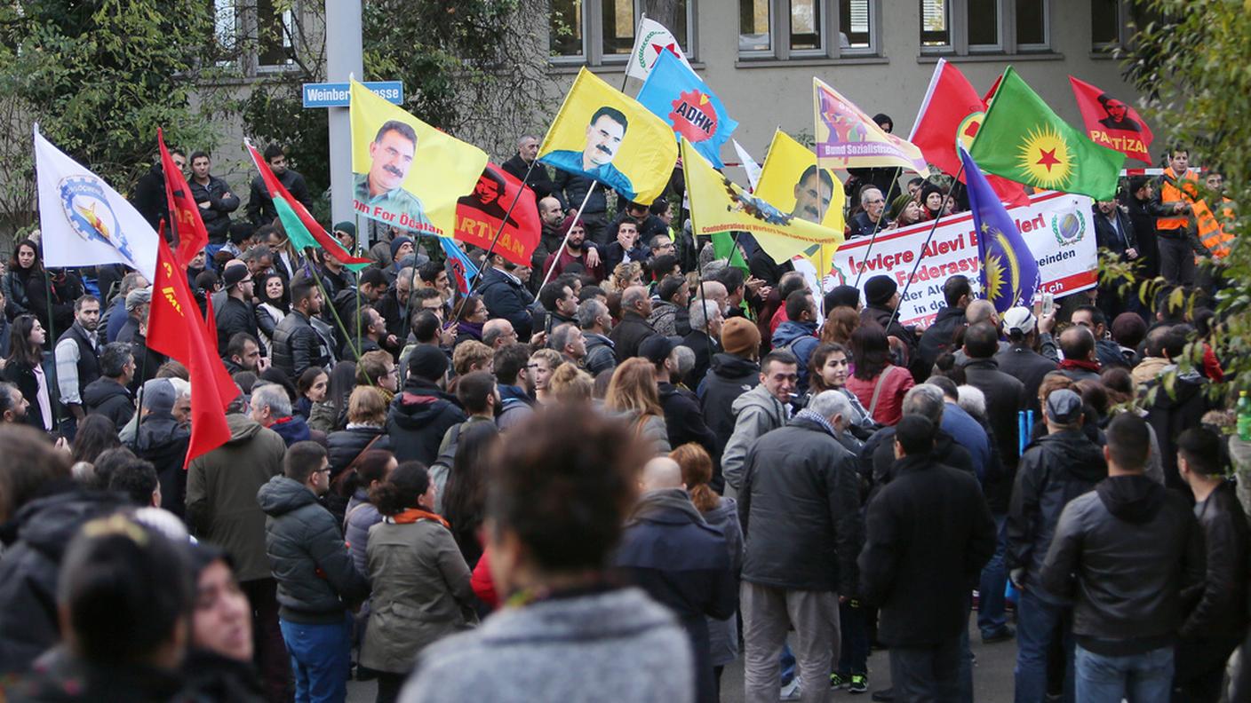 I manifestanti nelle strade di Berna