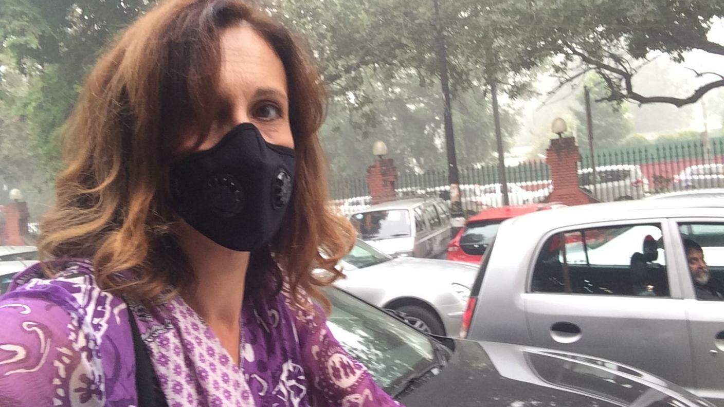 Le maschere contro lo smog cominciano a comparire anche nelle strade indiane