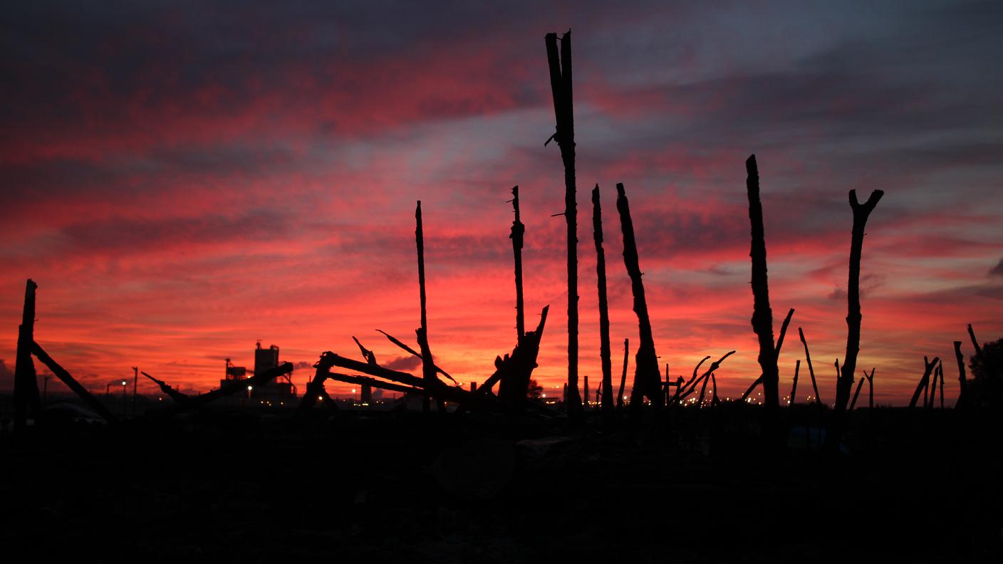 Il rosseggiare dell'alba si sostituisce a quello delle fiamme