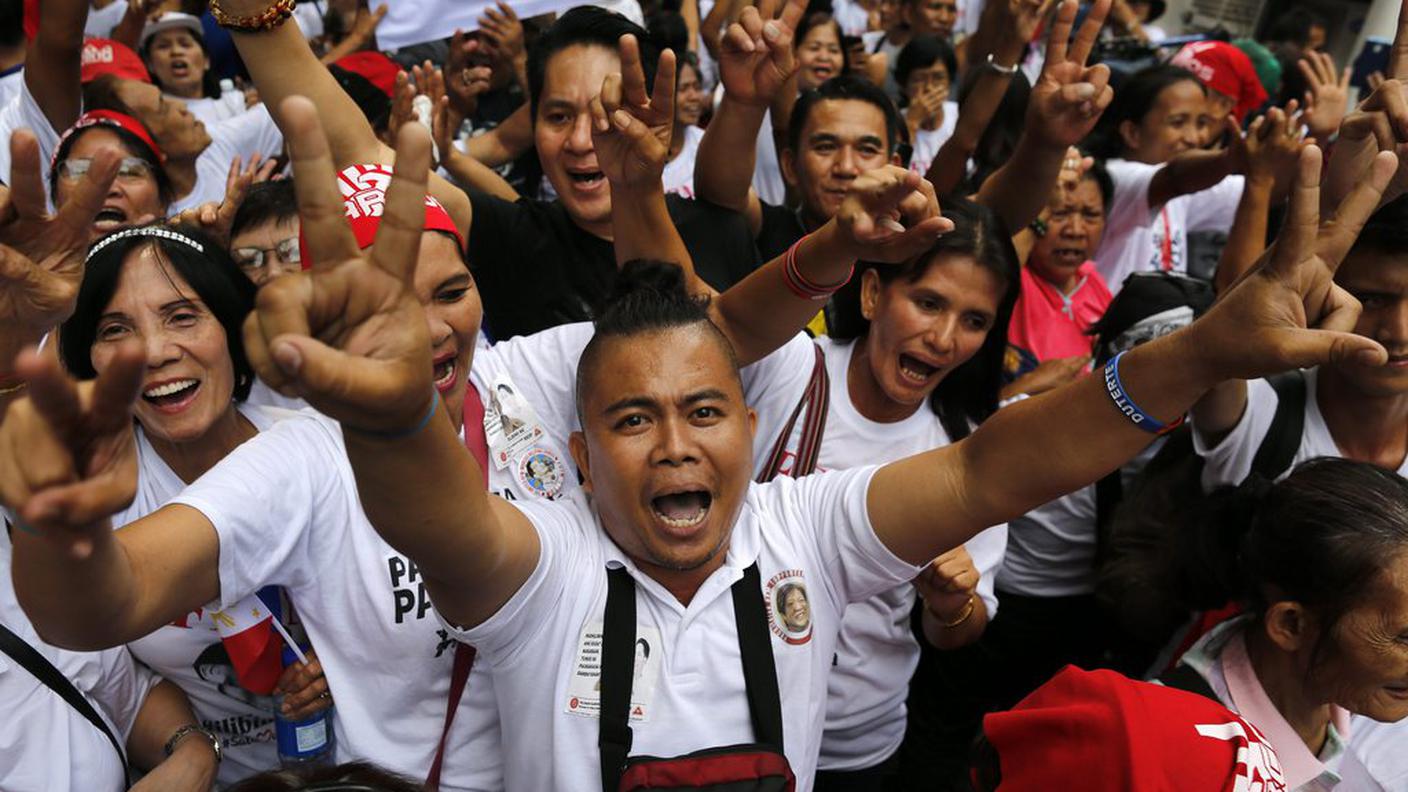 La gioia dei sostenitori di Marcos nelle strade di Manila