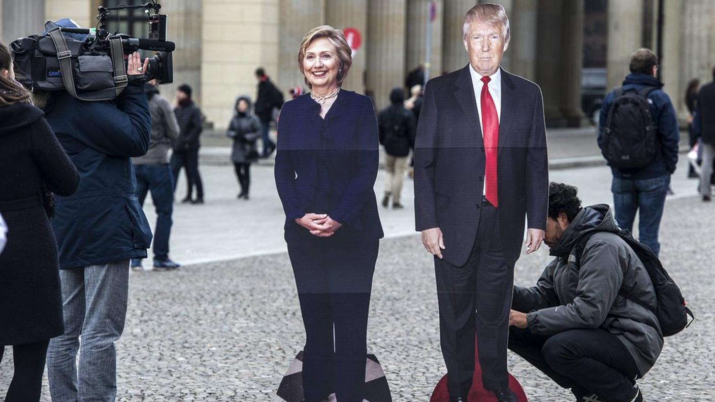 Si vota anche in Europa. Ecco Hillary Clinton e Donald Trump sulla Pariser Platz di Berlino
