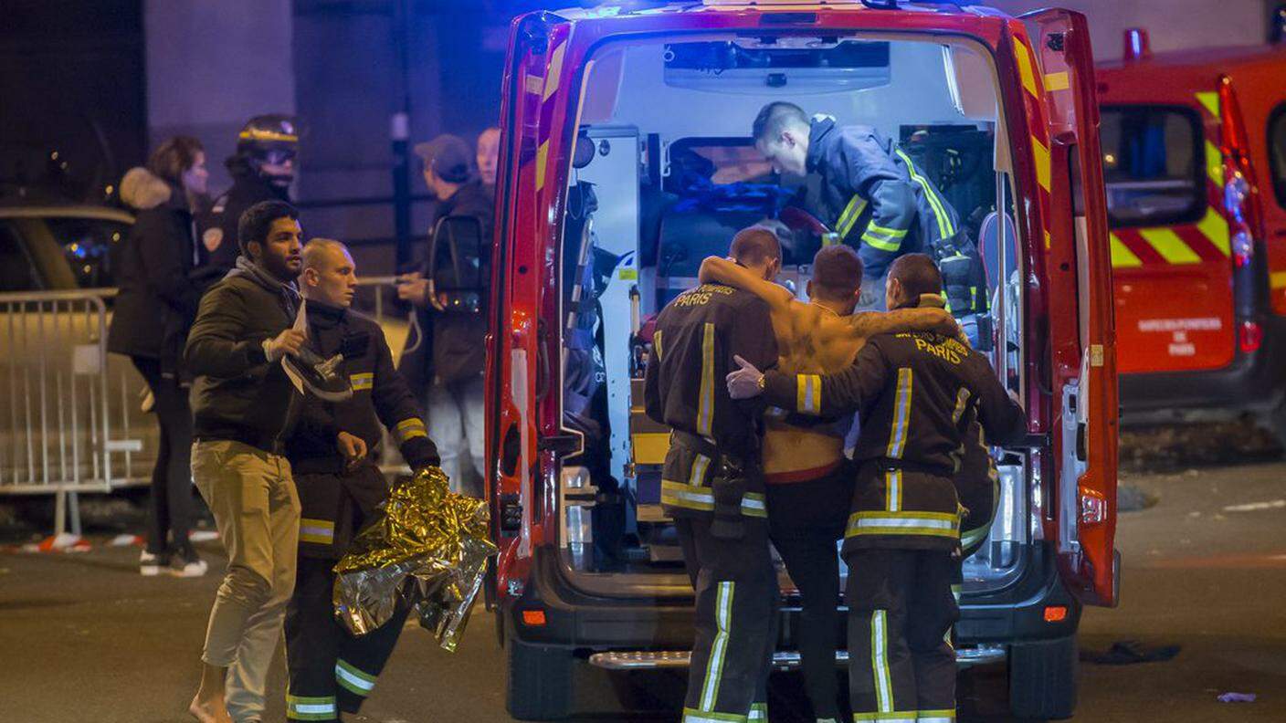 A Parigi morirono in 130 e 20 persone sono ancora oggi ricoverate in ospedale