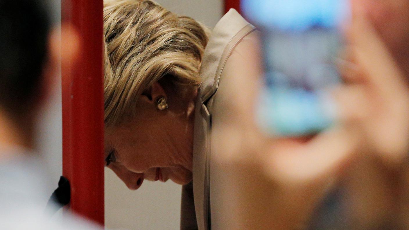 Hillary concentrata sulla scheda 