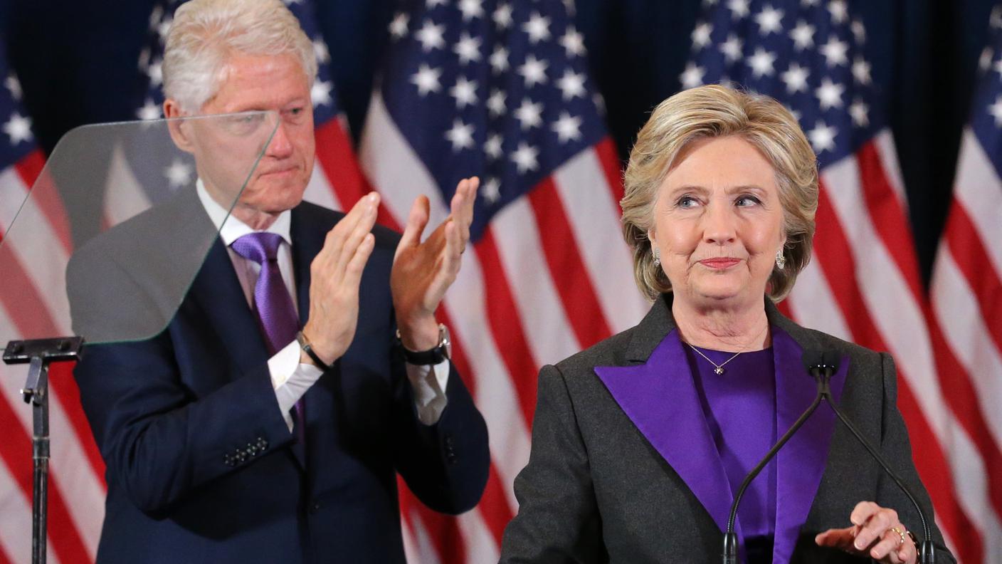 Hillary Clinton e Bill, durante il discorso dinanzi ai sostenitori